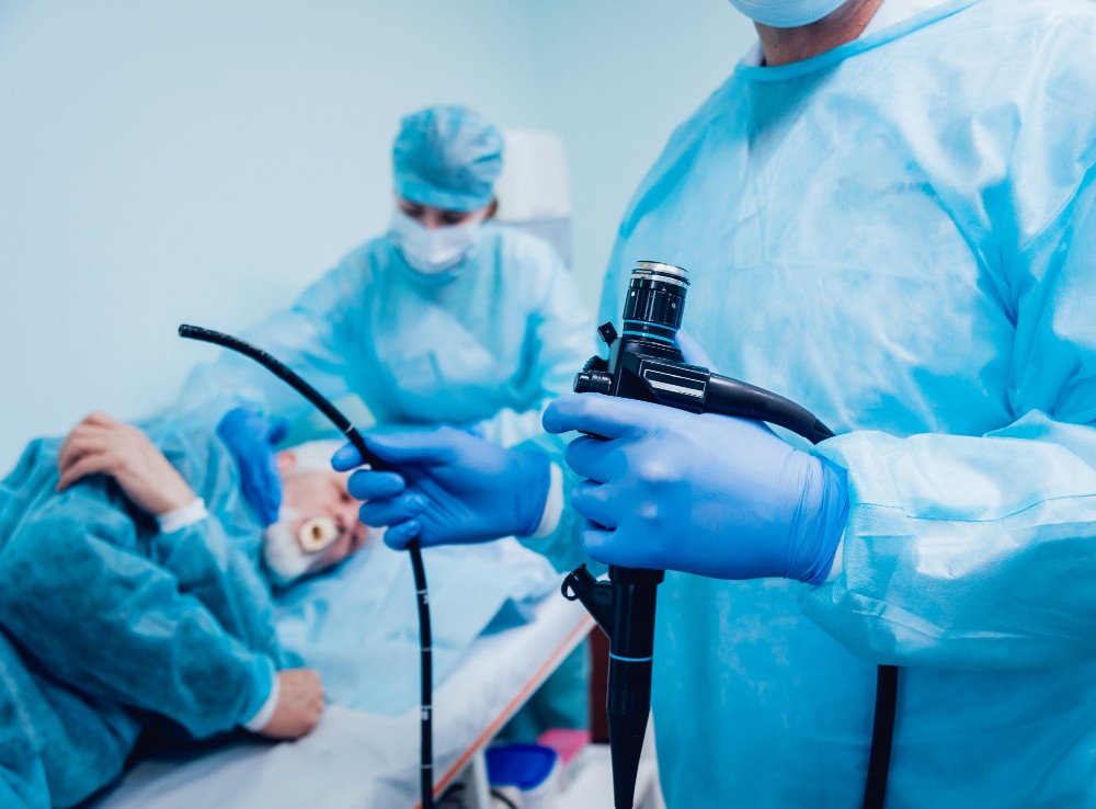 Médico gastroenterologista analisando imagens de endoscopia em monitor em clínica de Maringá